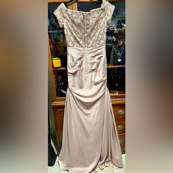 Elegant Champagne La Femme Gown with Beaded Sleeves – Size 4 - Picture 9 of 11
